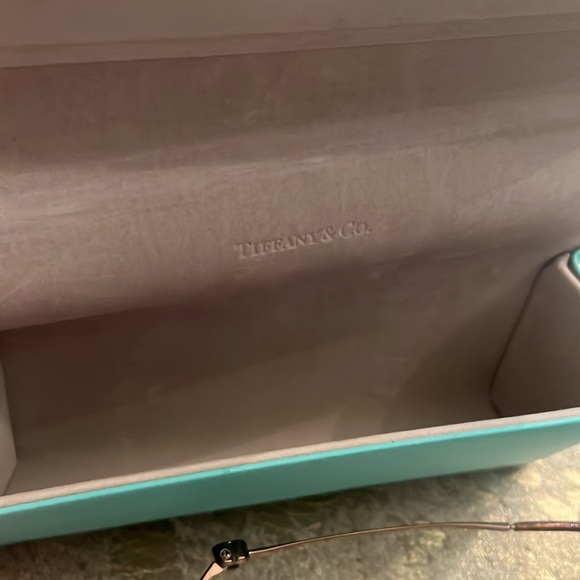 Sunglasses with Case, vin#60014 - Picture 7 of 8